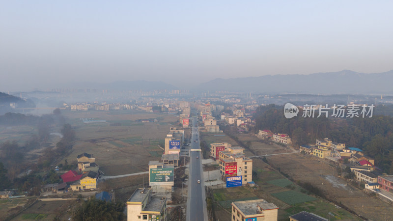 小镇全景航拍，道路两侧分布着众多建筑