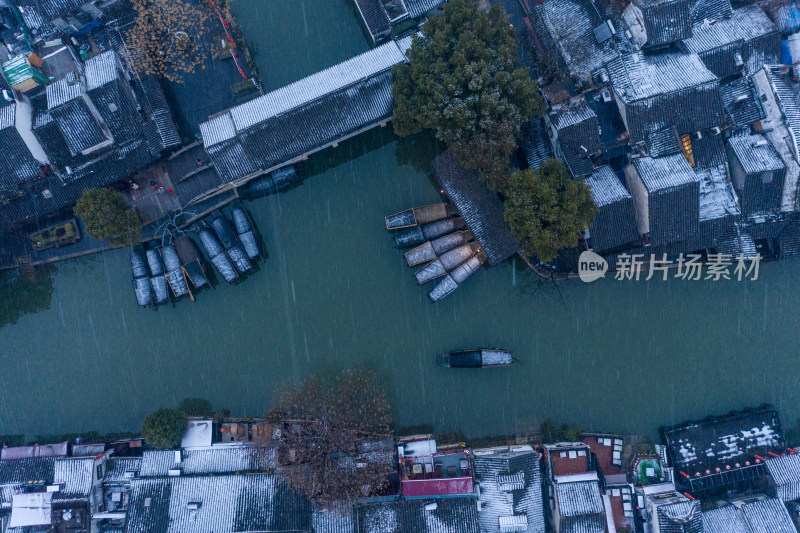 航拍雪后的古镇民居