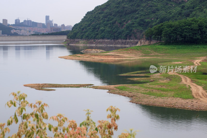 春天的大连大西山水库绿意盎然湖面平静