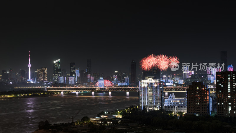 城市夜景中绽放绚烂烟花的美丽景象