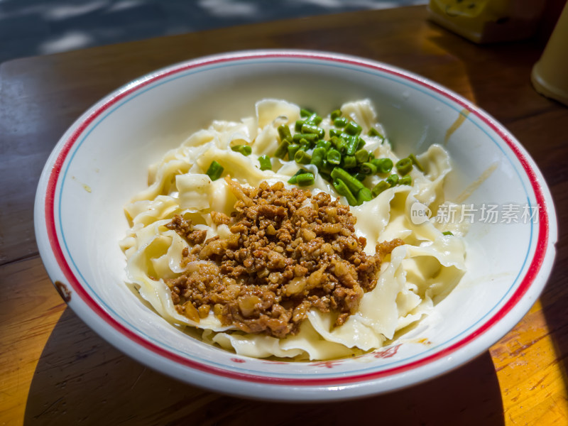 桌上碗里的干杂刀削面特写镜头