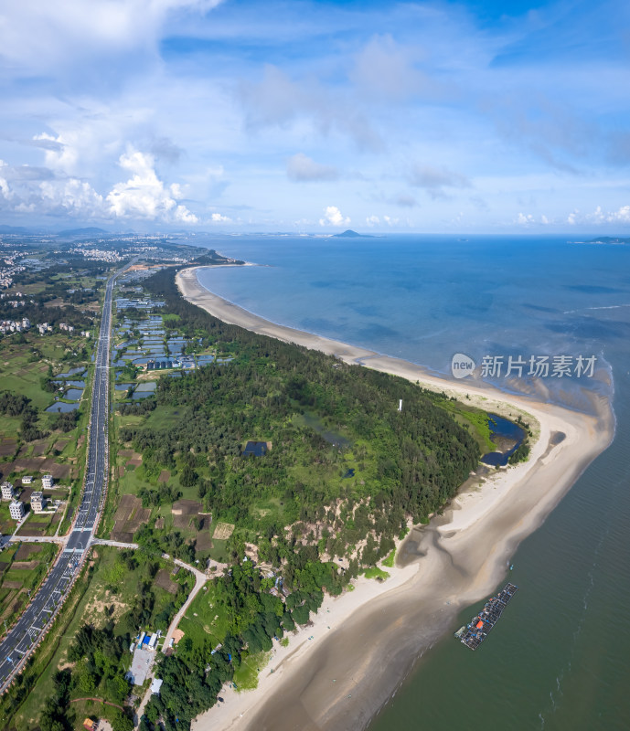 海边公路旁的绿地沙滩鸟瞰全景