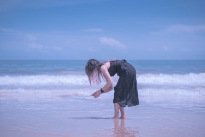 站在海边的美丽女人