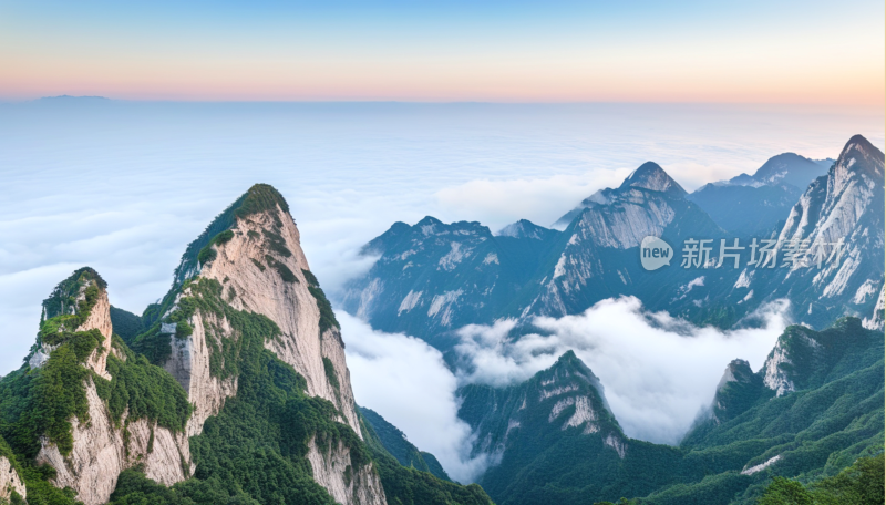 云雾缭绕的壮丽华山山景