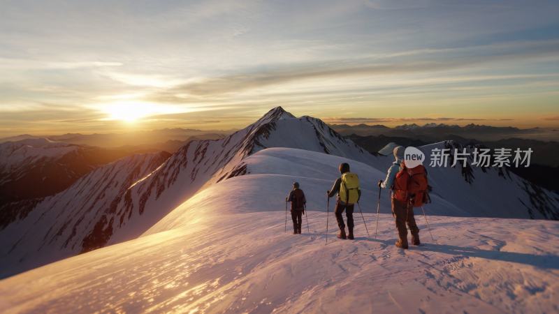 登山者攀登雪山高峰的壮观景象