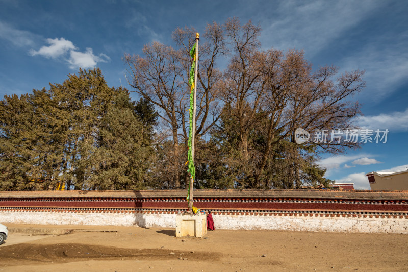 蓝天白云下的阿坝各莫寺寺院建筑