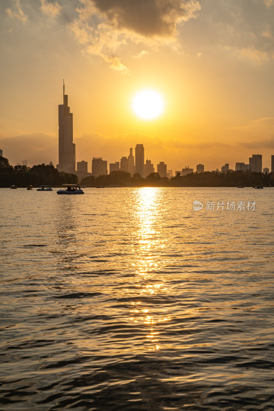 黄昏夕阳南京玄武湖城市建筑景观