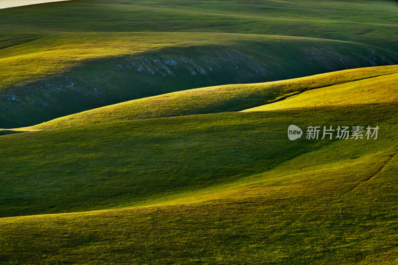 夕阳下的喀拉峻草原