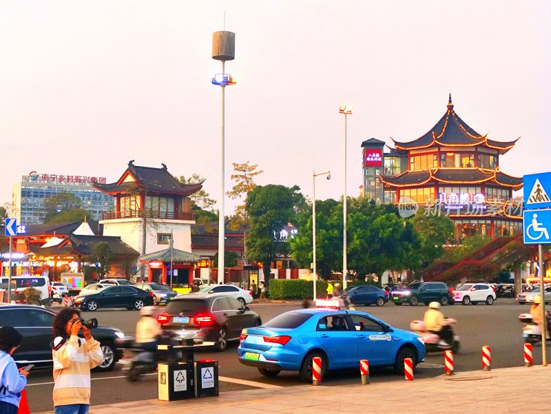 城市街道旁的中式建筑与车流