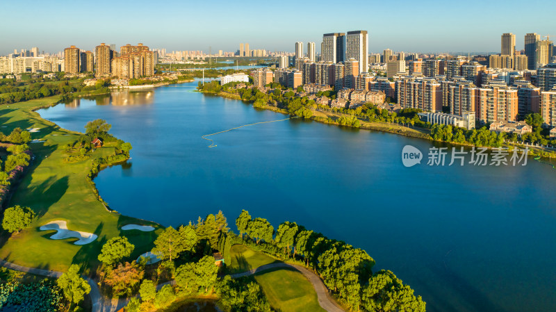 武汉金银湖高尔夫球场与湖边住宅小区