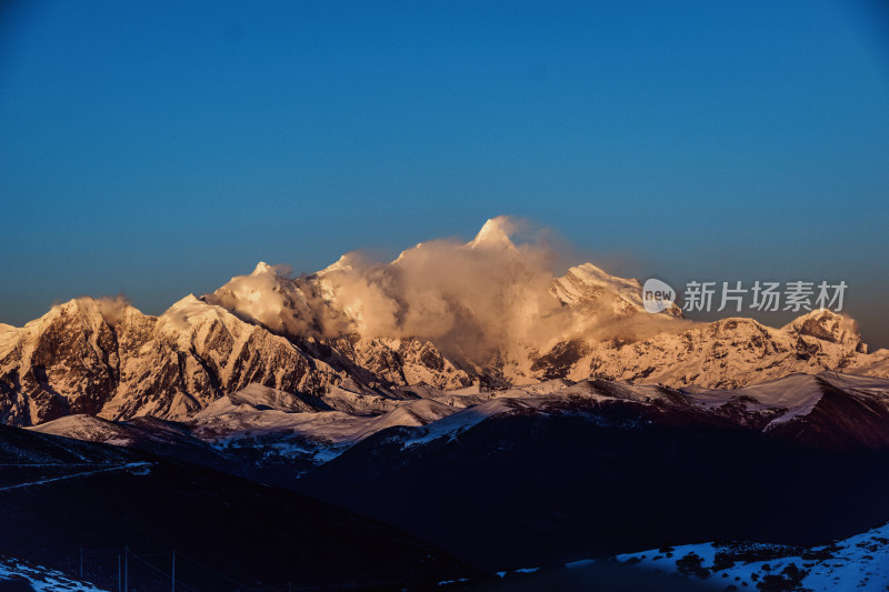 南迦巴瓦峰的日落金山