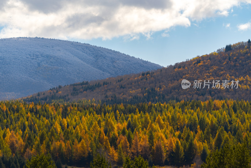 内蒙古多彩山林景观与雪山交相辉映