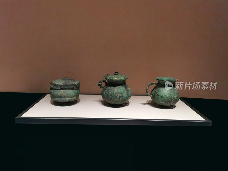 四川博物院展厅青铜器陶器等战国时期文物