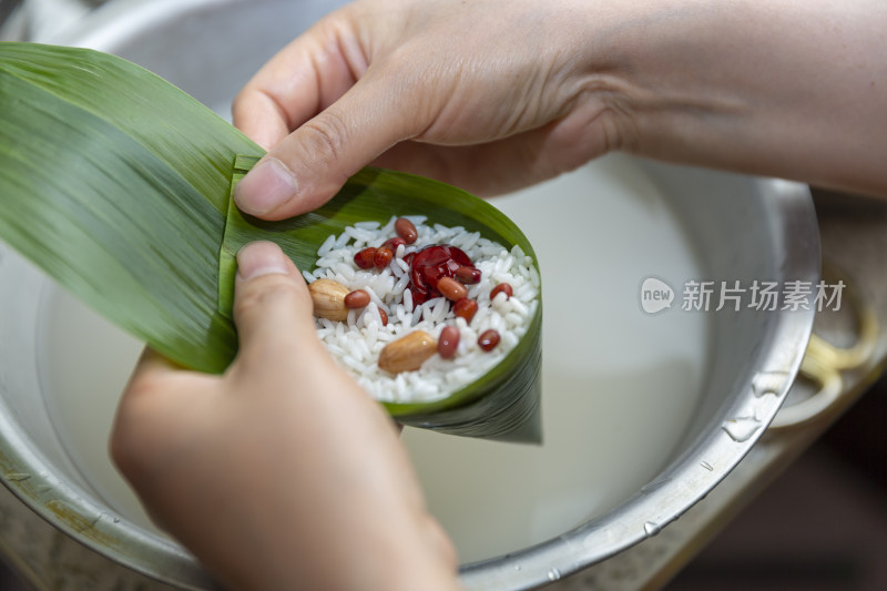 传统节日端午节包粽子