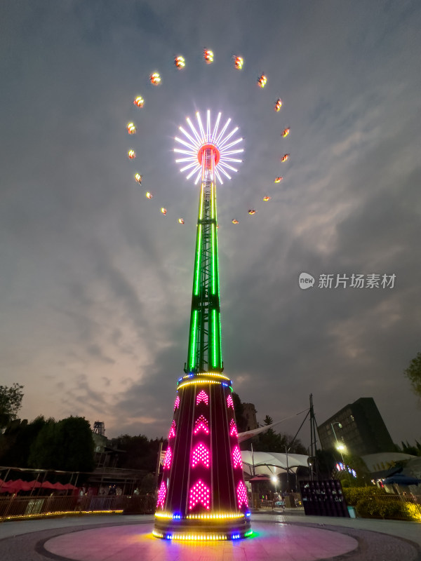 游乐园的高空秋千夜景