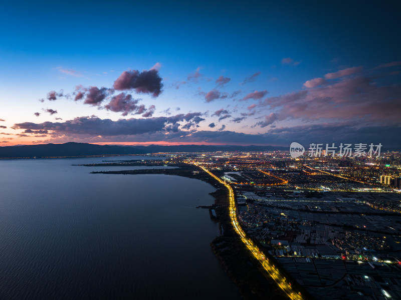 暮色下的城市湖泊沿岸夜景航拍