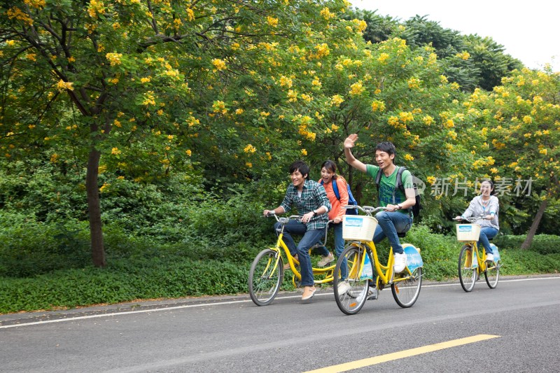 年轻大学生在校园里骑车