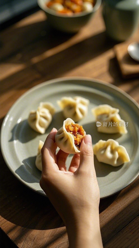 桌子上一盘饺子食物中国新年水饺