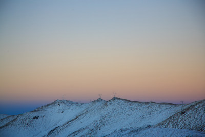 中国西藏冬季雪景米拉山口雪山蓝天