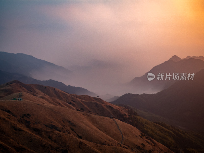 武功山夕阳下的山峦，壮美秀丽的自然风光