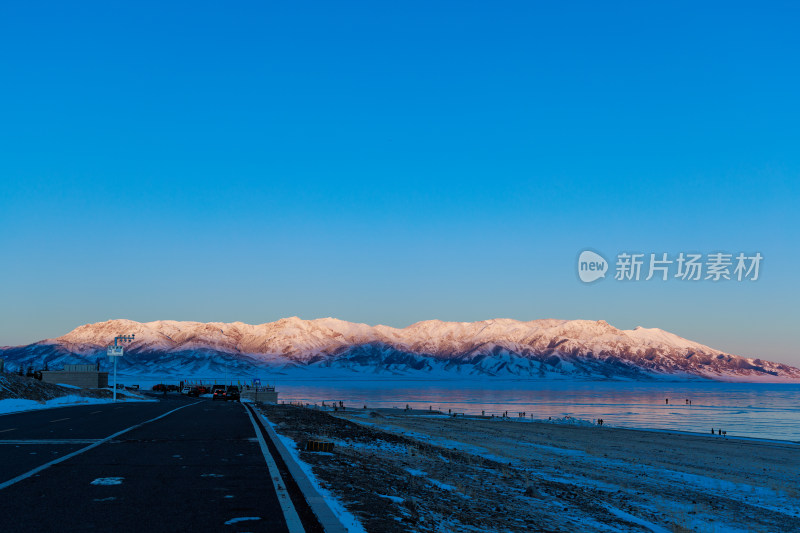 新疆冬季赛里木湖雪景雪山冰湖蓝冰日照金山