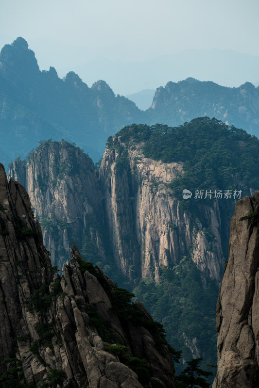 形态各异的山峰