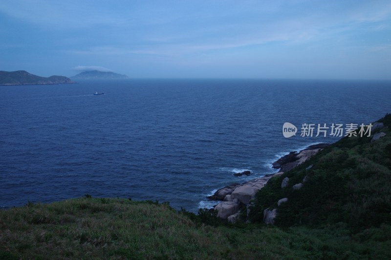 海边岩石景观与广阔海面的自然景象