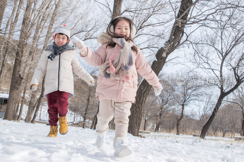 两个小朋友在雪地里玩耍