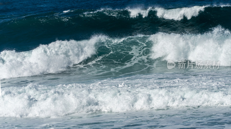 海浪大海冲击力的画面