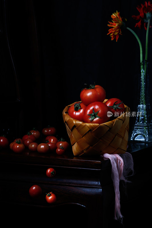 桌面和篮子里的一堆新鲜蔬菜西红柿番茄