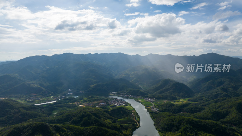 河流穿过山谷 唯美自然风景航拍