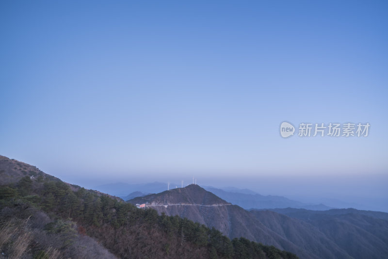 山顶上的日出风光全景