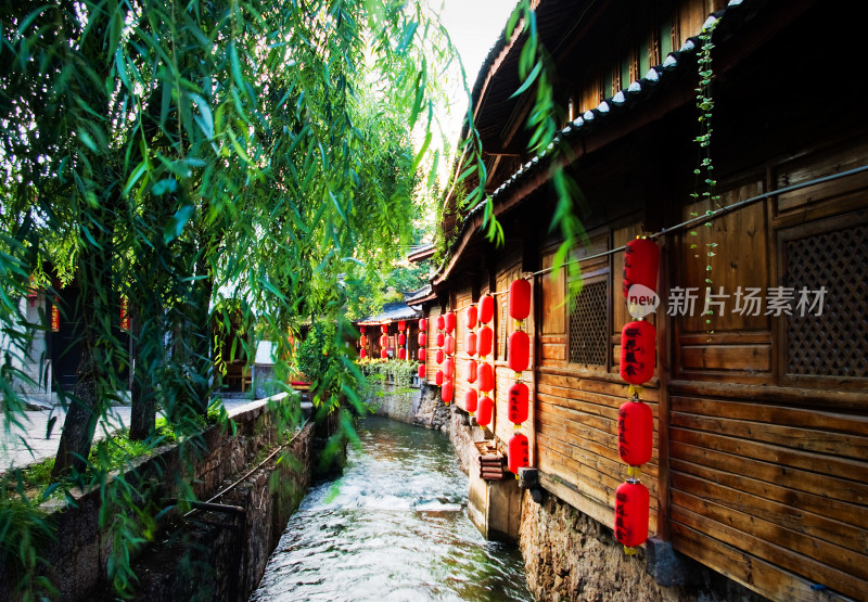 丽江古城河边休闲场景