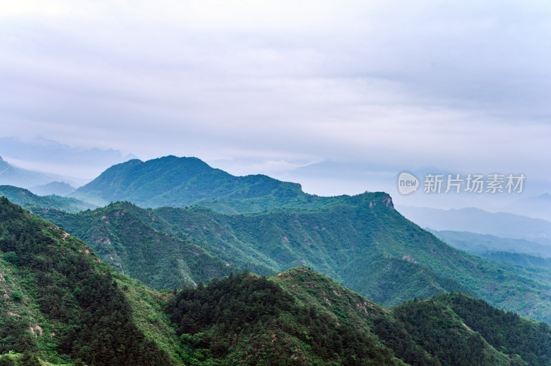 中国夏季金山岭长城阴天下雨云雾风光