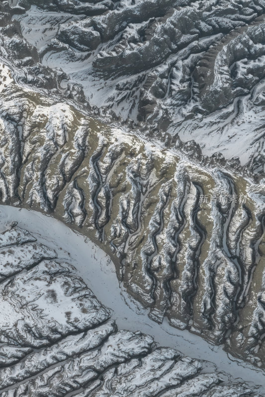 新疆北疆独山子大峡谷纹理雪山高空航拍