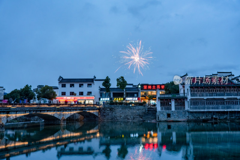 水边古镇夜景烟花盛放的美丽景象