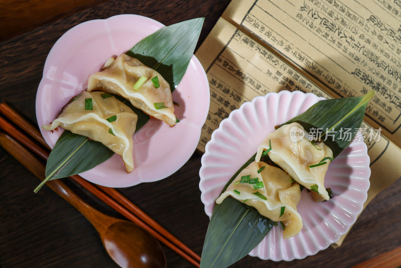 桌上盘子里的饺子特写镜头