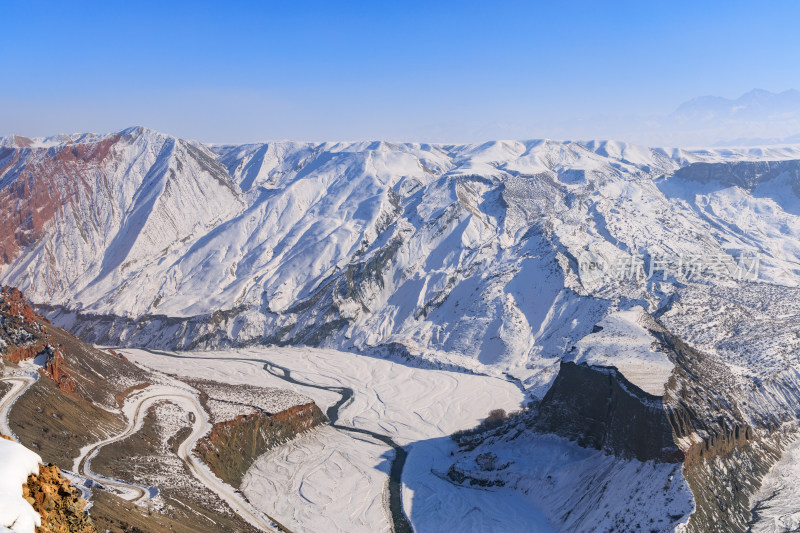 航拍新疆冬季安集海大峡谷雪景雪山山脉河流