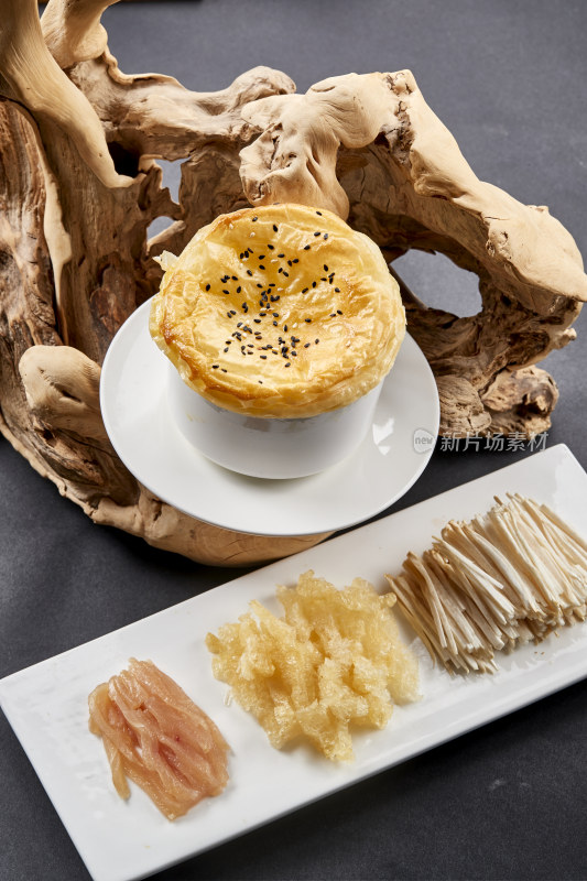 鸡丝山珍菌竹荪汤盖酥皮饼
