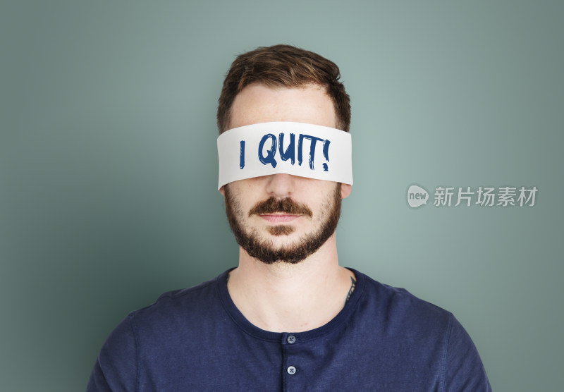 蒙眼男子展示“I QUIT!”纸条