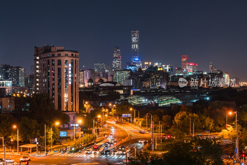 北京夜晚高楼与车流