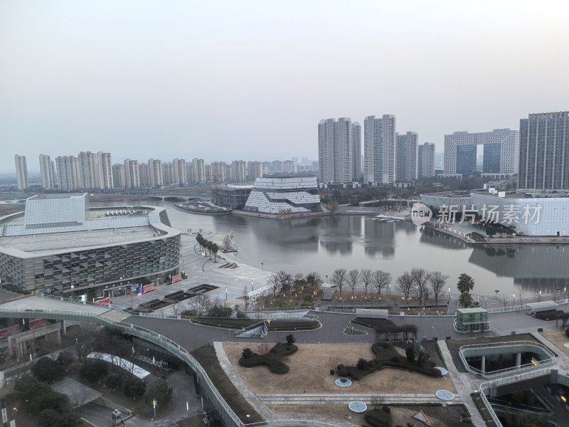 城市湖泊边的现代建筑群鸟瞰全景