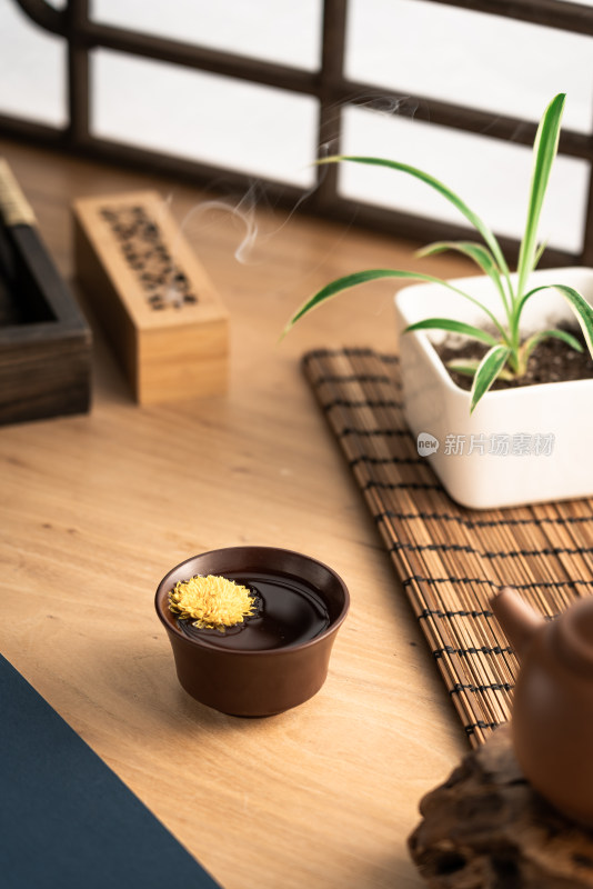 中式仿古窗前木质桌面上的一杯茶