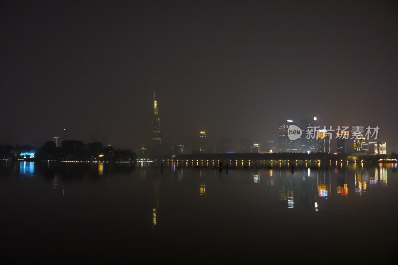 南京玄武湖畔夜景