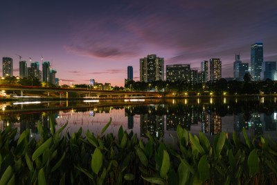 深圳罗湖城市夜景的湖光倒影