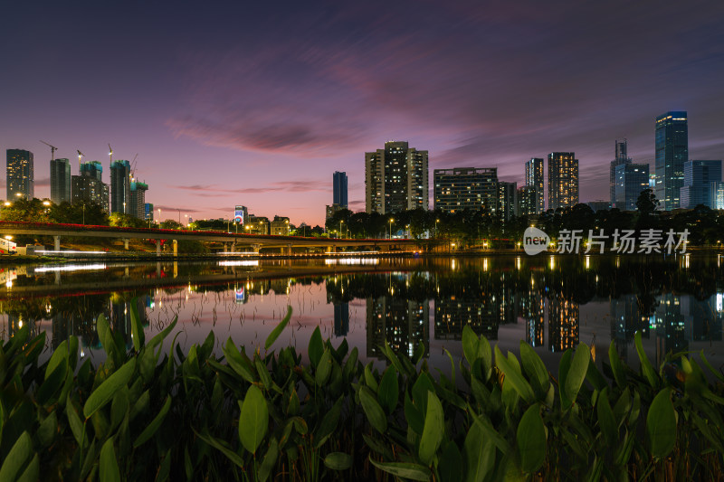 深圳罗湖城市夜景的湖光倒影