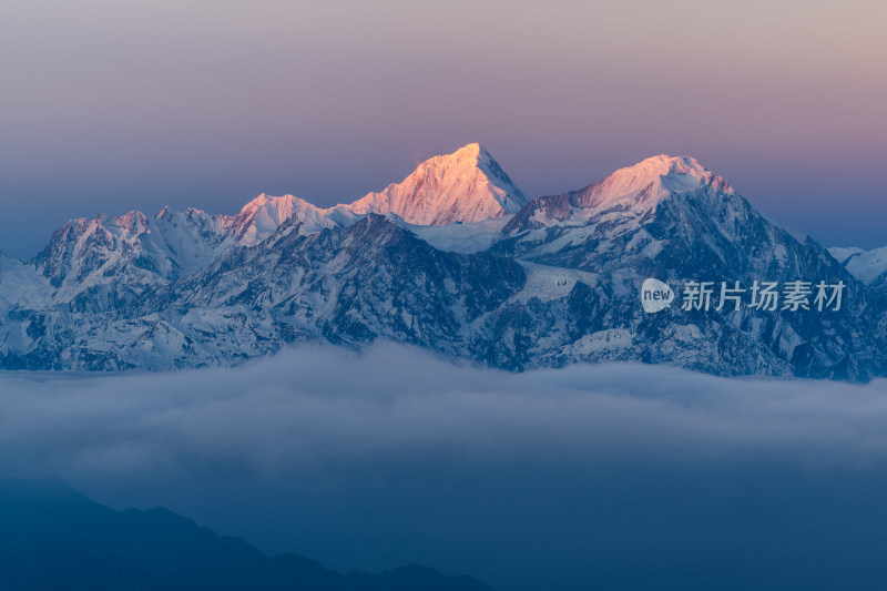 贡嘎雪山晨曦云海光影蓝调时刻唯美维纳斯带