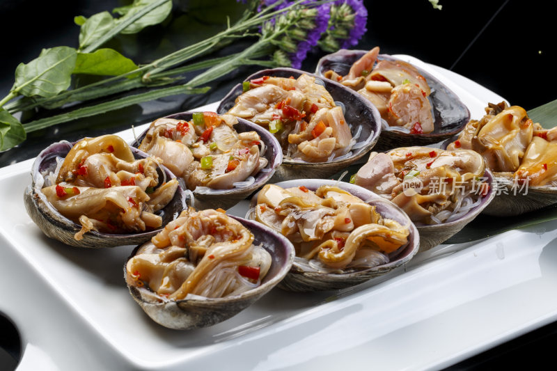 鼎形瓷盘装的海鲜炭烤紫石房蛤（天鹅蛋）