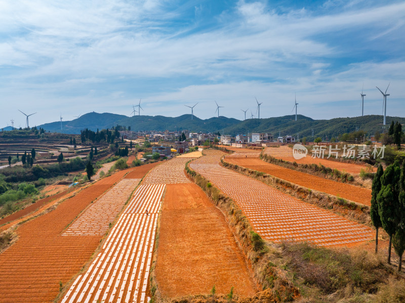 山间梯田与风力发电机的美丽风景