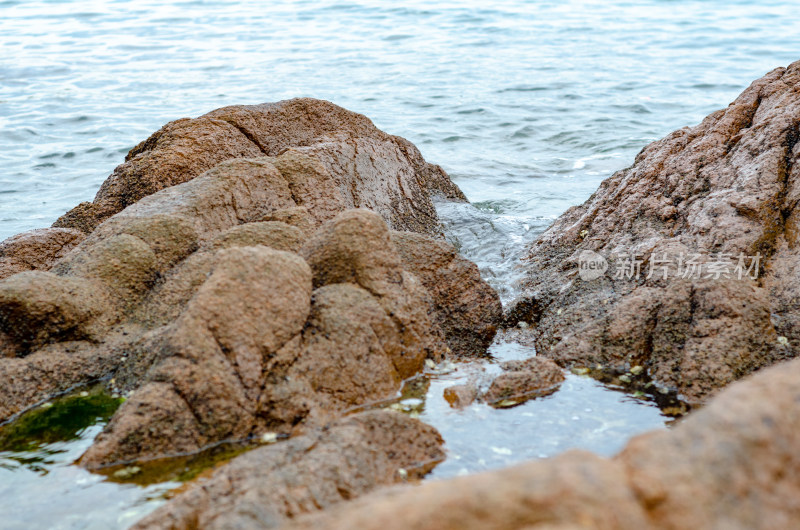 海边石滩和海岸浪花